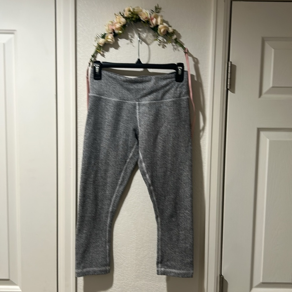 Lululemon Wunder Under Crop - Picture 4 of 7